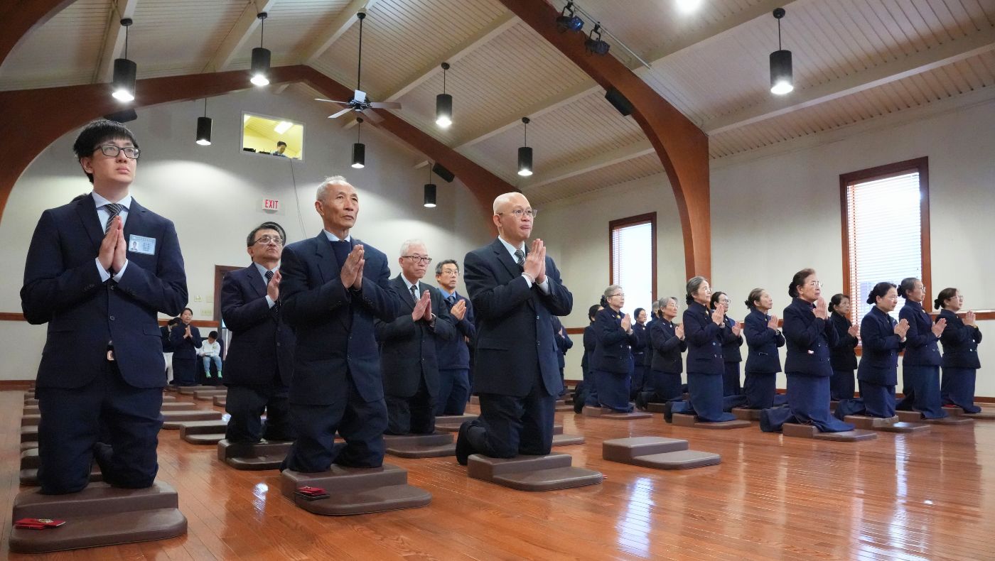 Volunteers devoutly worship Buddha in the Buddhist hall. Photo by Sun Juwei