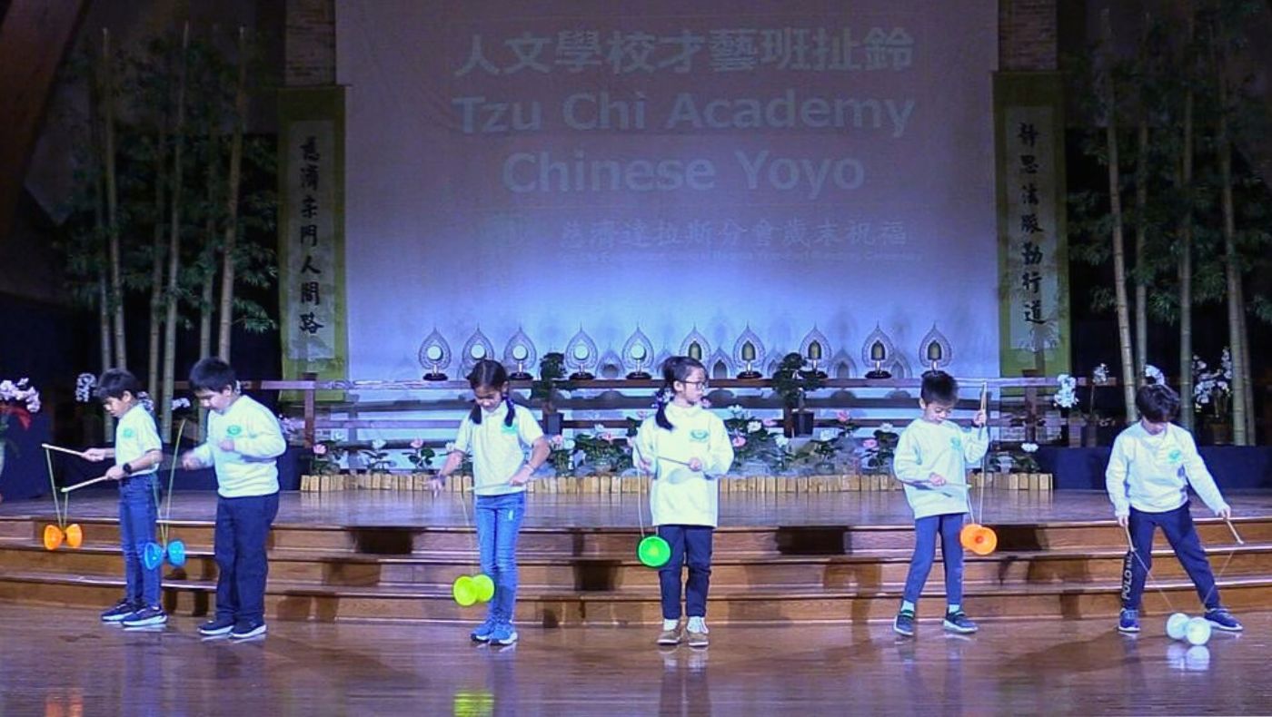 The Dallas Tzu Chi Humanistic School's arts and crafts class presented a diabolo performance rich in folk flavor. (Photo by Sun Juwei)