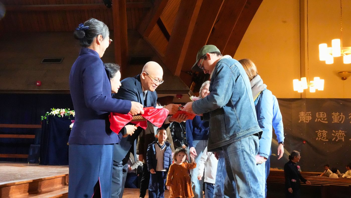 The attendees received their most anticipated blessing red envelopes from CEO Ge Guozheng, receiving Master Cheng Yen's boundless blessings for daily happiness and well-being. (Photography by Sun Juwei)