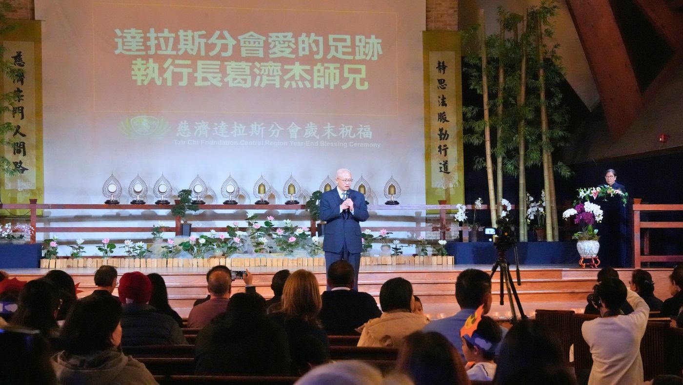 CEO Ge Guozheng encouraged and led the public in devout prayer. (Photo by Sun Juwei)