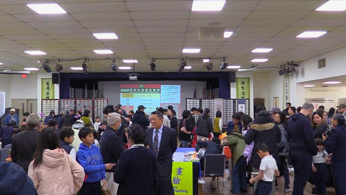 The carnival, attended by over 400 people, was a lively and bustling affair. (Photo by Sun Juwei)