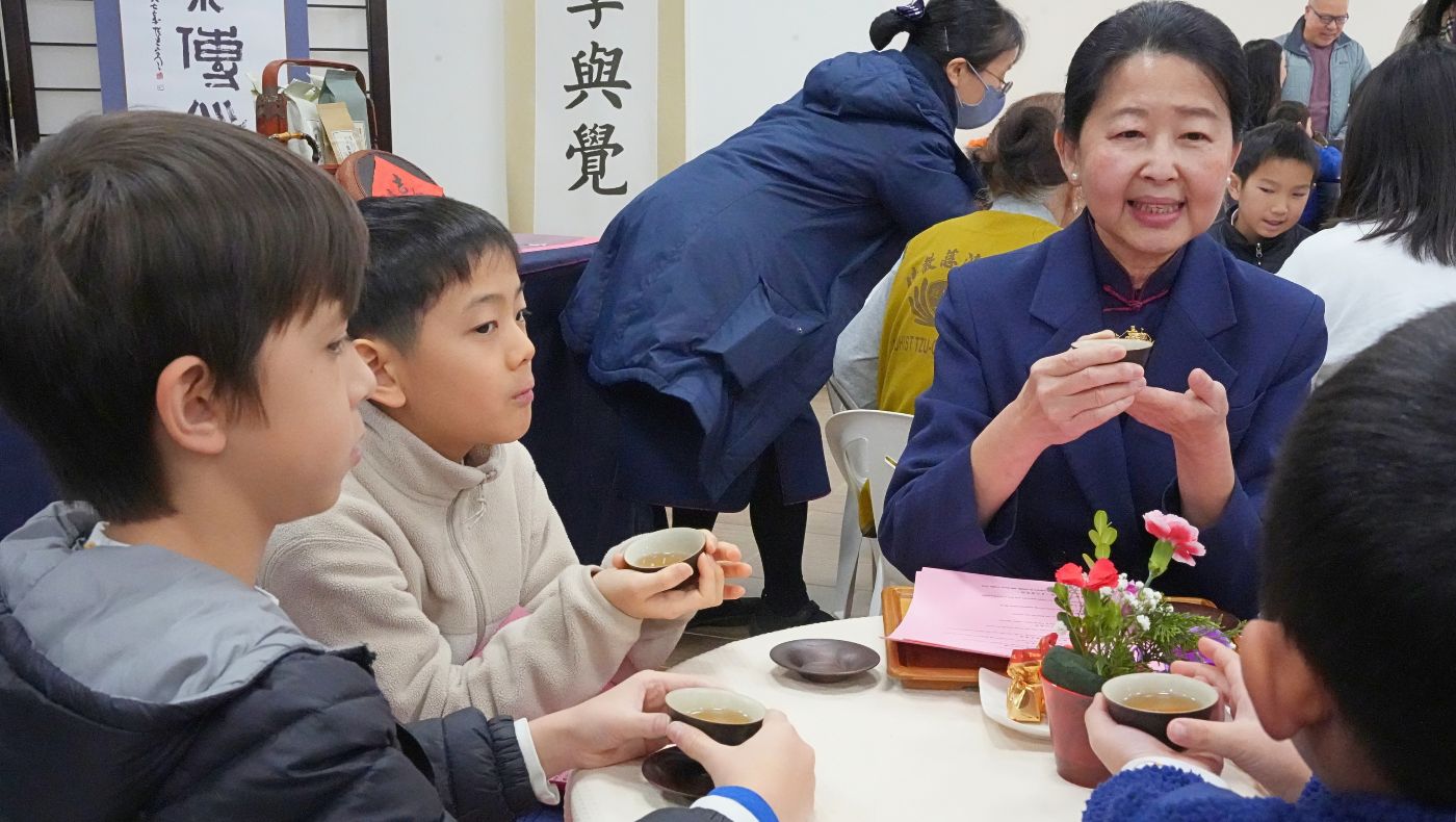 The tea stalls were packed with people enjoying fine tea and finding peace of mind. (Photography by Sun Juwei)