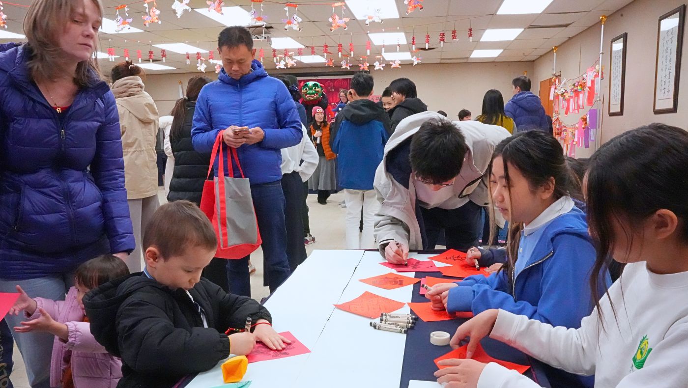 The volunteers' carefully designed calligraphy booth made the children feel involved. (Photo by Sun Juwei)