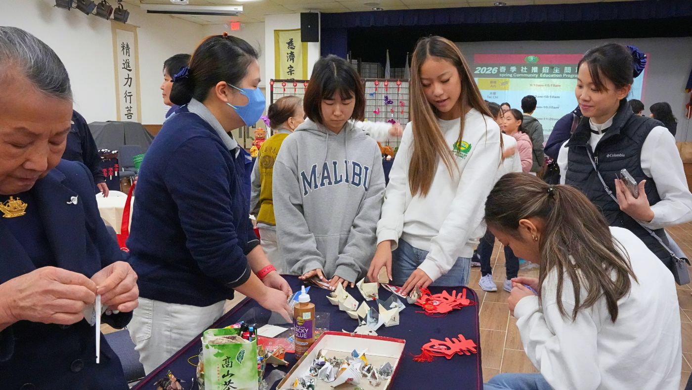 Origami is a favorite activity for children and also brings adults back to their childhood. (Photography by Sun Juwei)