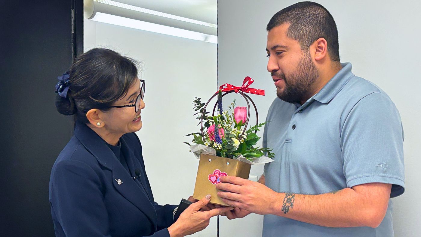 Volunteer instructor Du Shufen presented a potted plant arrangement to Johnny Macail, a specialist at the St. Dimas Senior Center. (Photo by Shen Yulin)