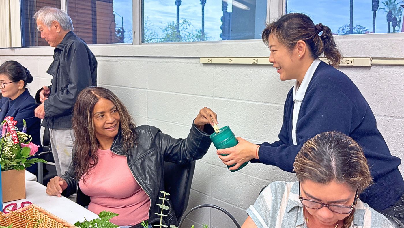 Teacher Shen Yu-Lin introduced the story of Tzu Chi's "Bamboo Tube Years" to her students, explaining the spirit of "small money, great good," which received an immediate response. Image source: Shen Yu-Lin