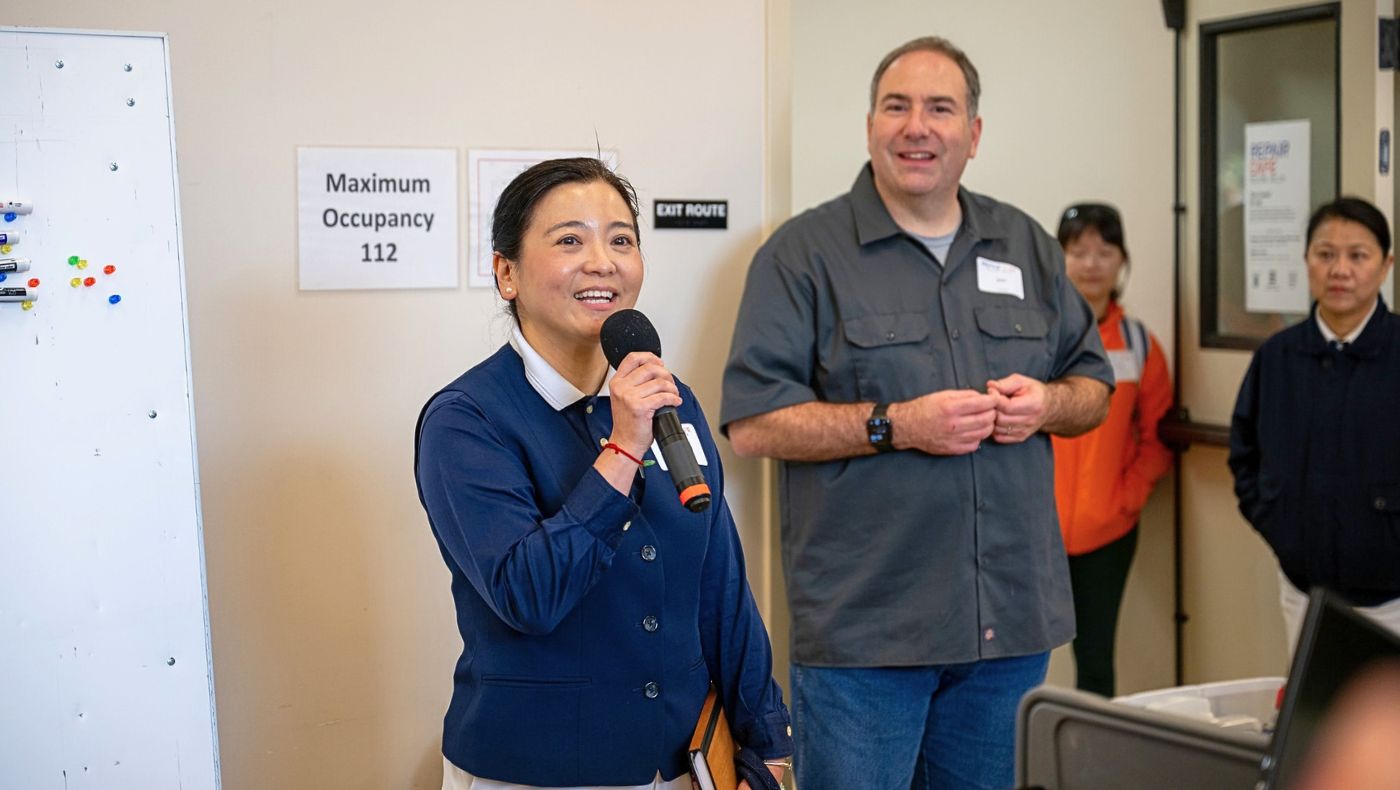 Volunteer Shih Yi-ching (left) who participated in this event. Photo by Chiang Kuo-an