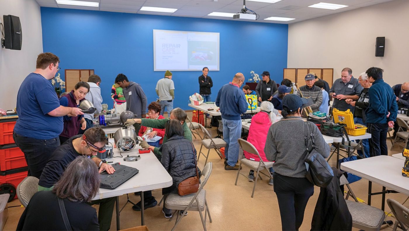 Residents brought appliances and household goods, turning the site into a lively and welcoming community repair workshop. (Photo by Chiang Kuo-an)