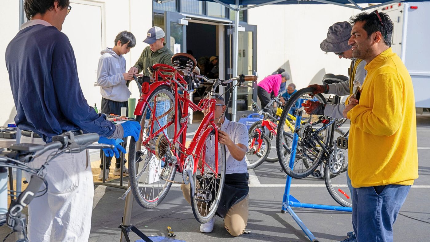 An outdoor bicycle repair station with a professional feel. Photo by Chiang Kuo-an.