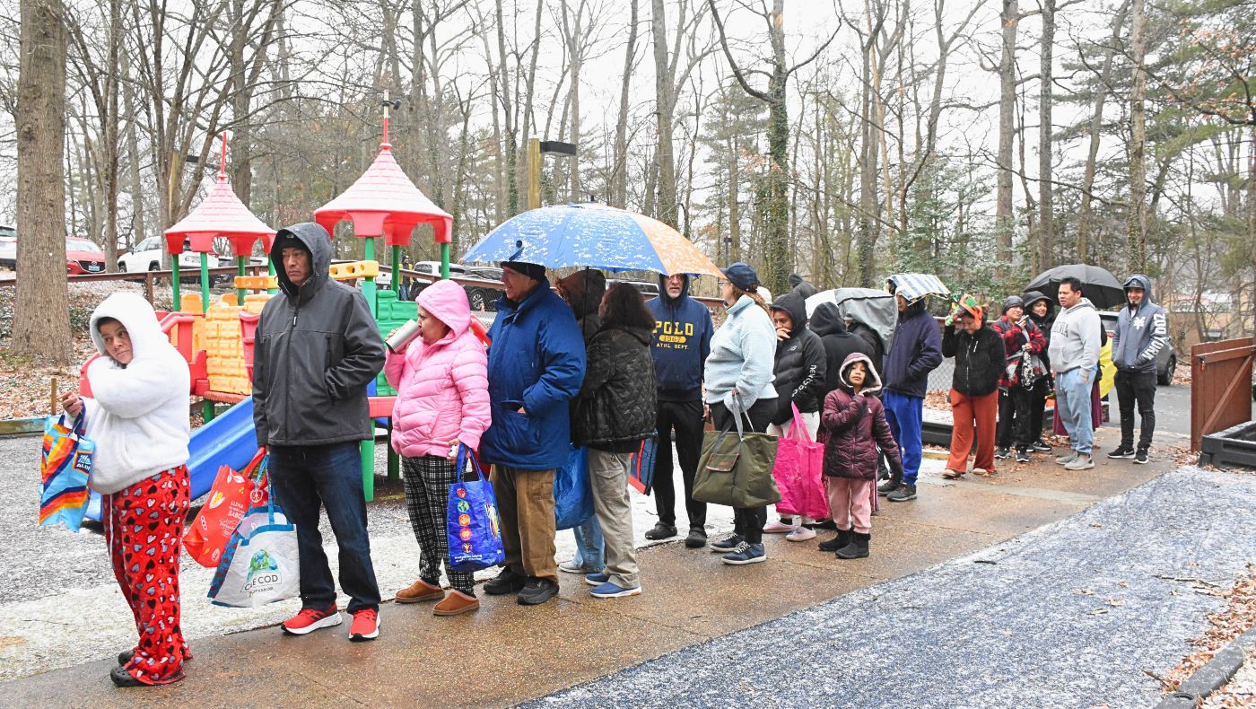 Despite the cold wind, community members lined up orderly outside the Tzu Chi Huafu branch office, waiting to receive daily necessities. Photo by Tsai Hui-ching