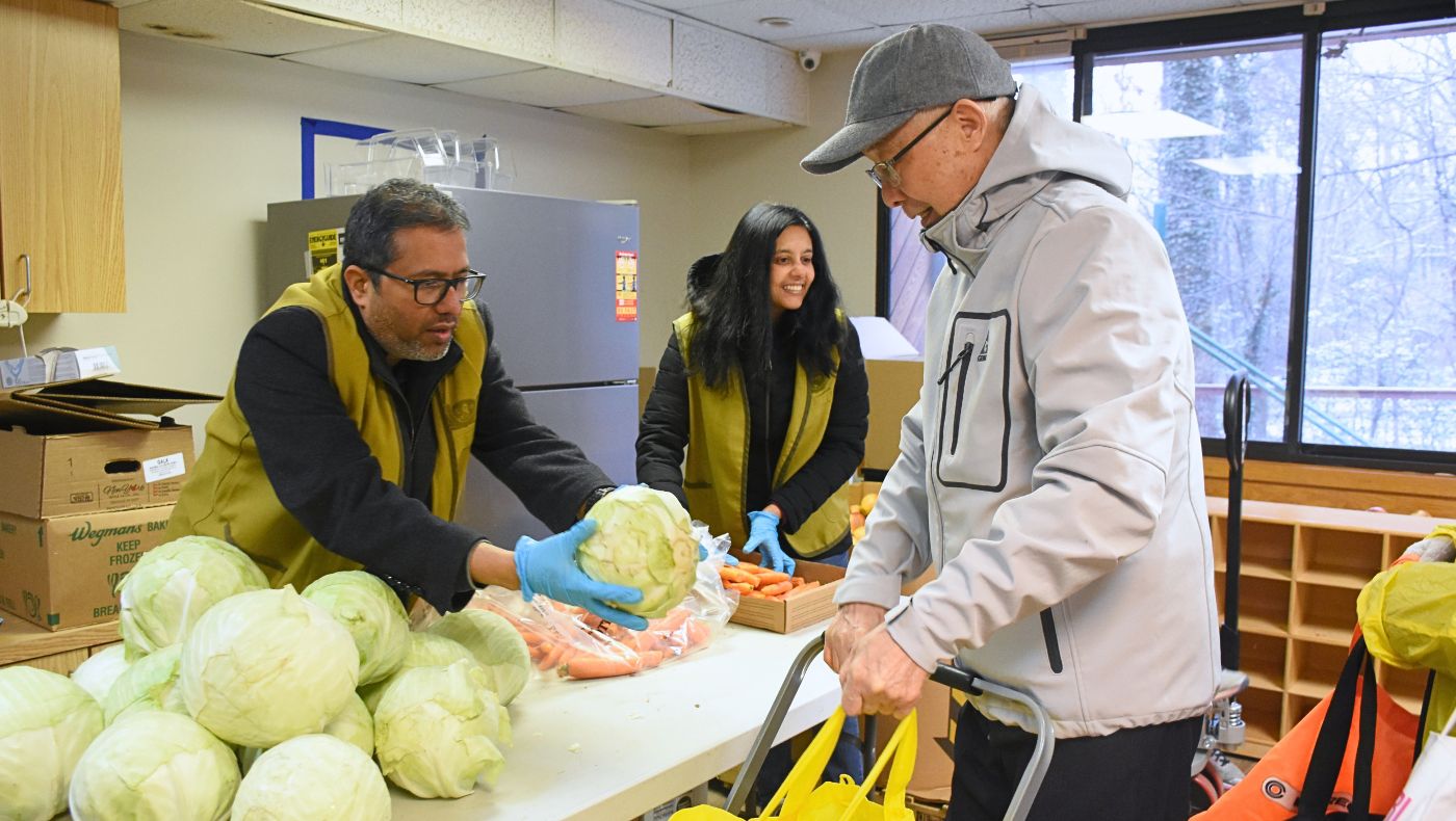 Volunteers distribute fresh fruits and vegetables and other supplies to community residents. Photo by Tsai Hui-ching