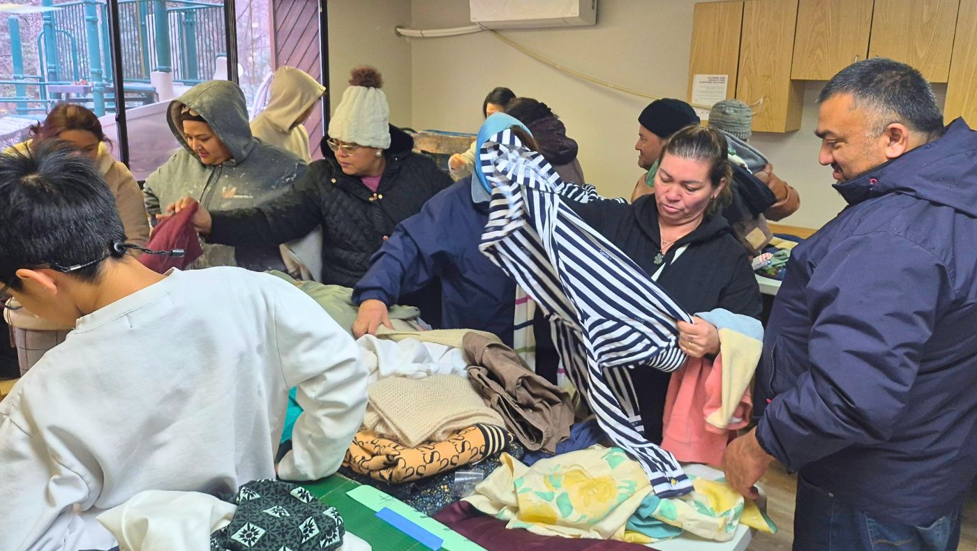 People select winter clothing donated by teachers and students of the Tzu Chi Humanities School in Washington, D.C. (Photo by Tsai Hui-ching)