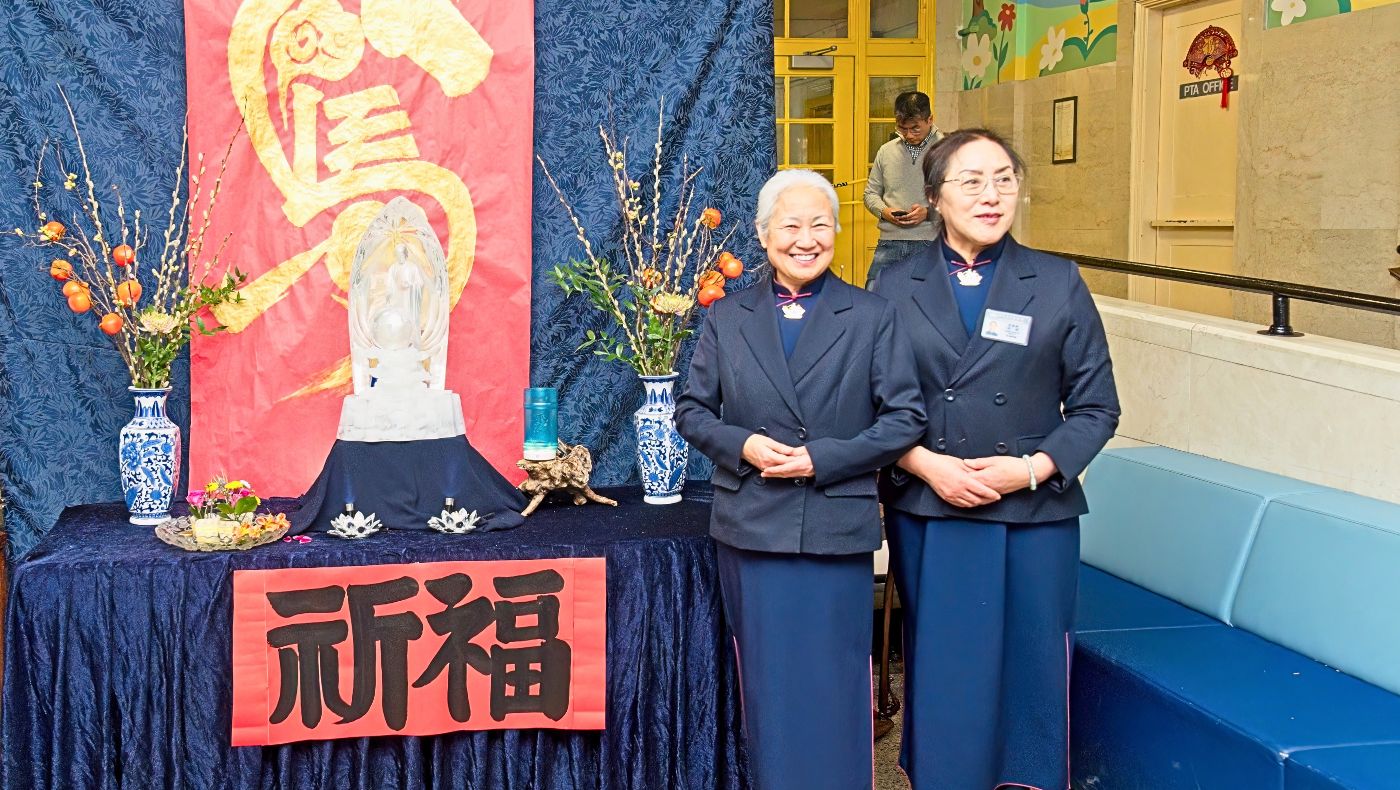 志工於入口處迎接會眾，引導民眾入場參與歲末祝福活動。攝影／黃泉銓
