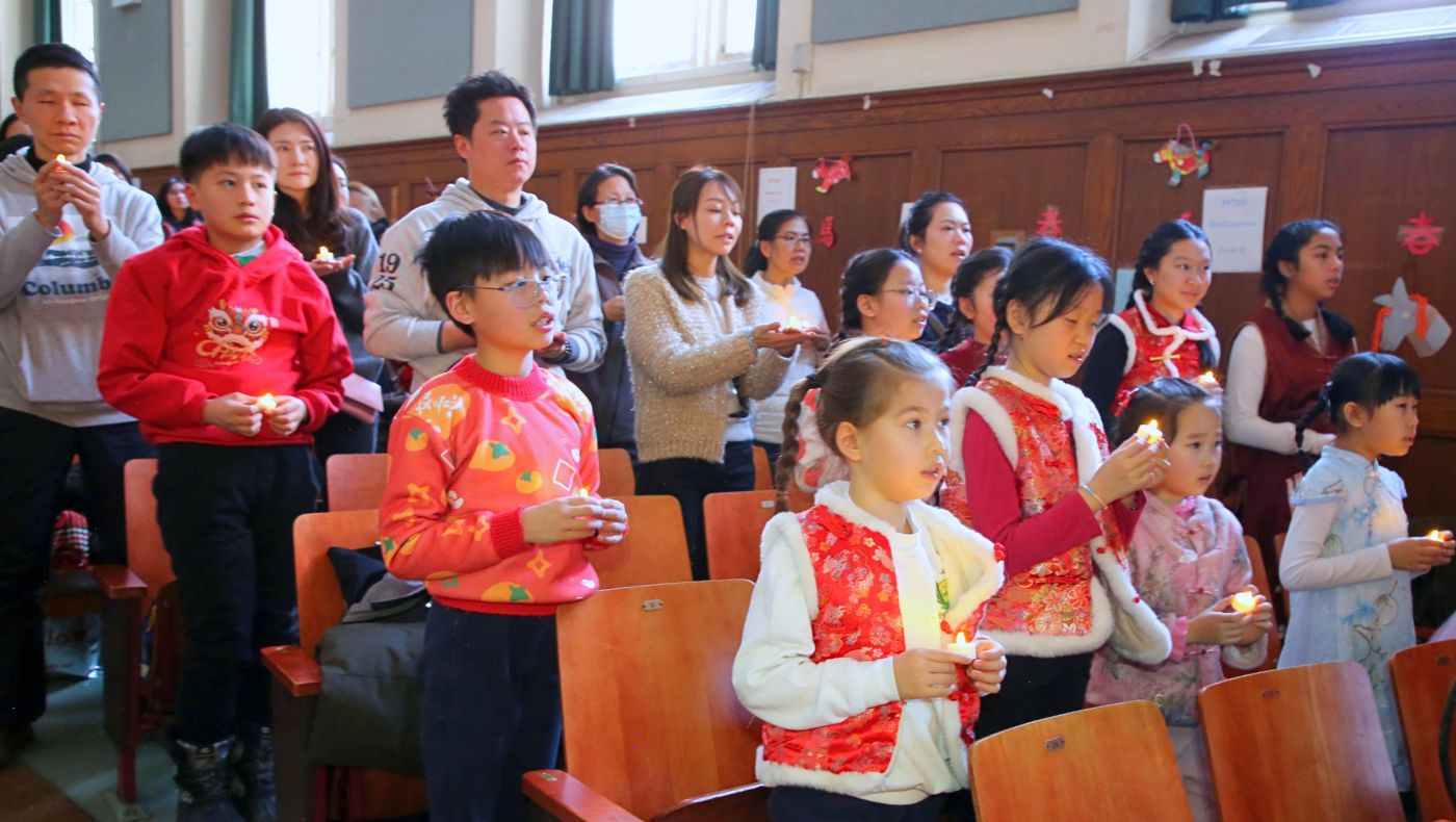 身穿節日服裝的孩童手持心燈祈福。攝影／羅憲弘