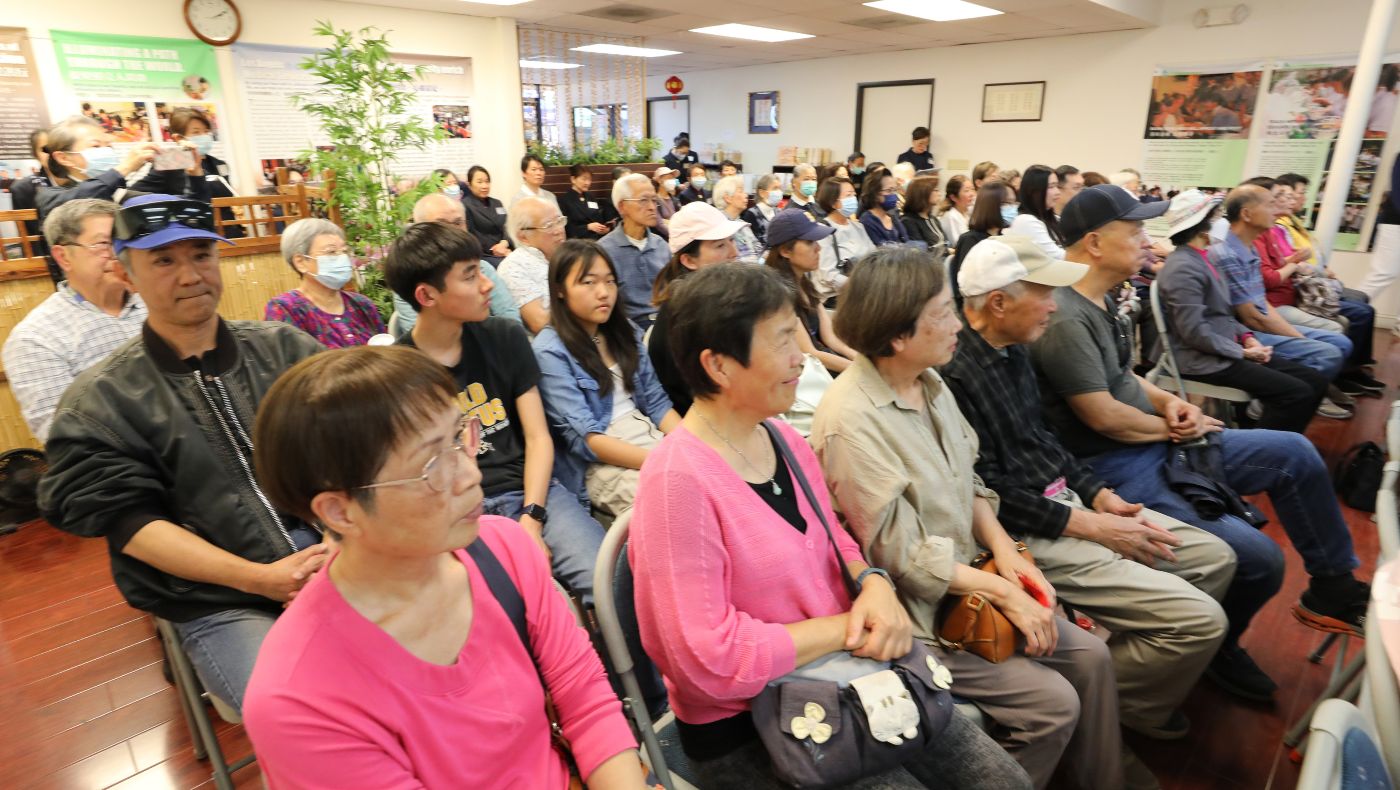 志工與社區民眾歡聚一堂,慶祝喜瑞都聯絡處35周年。攝影/黃友彬