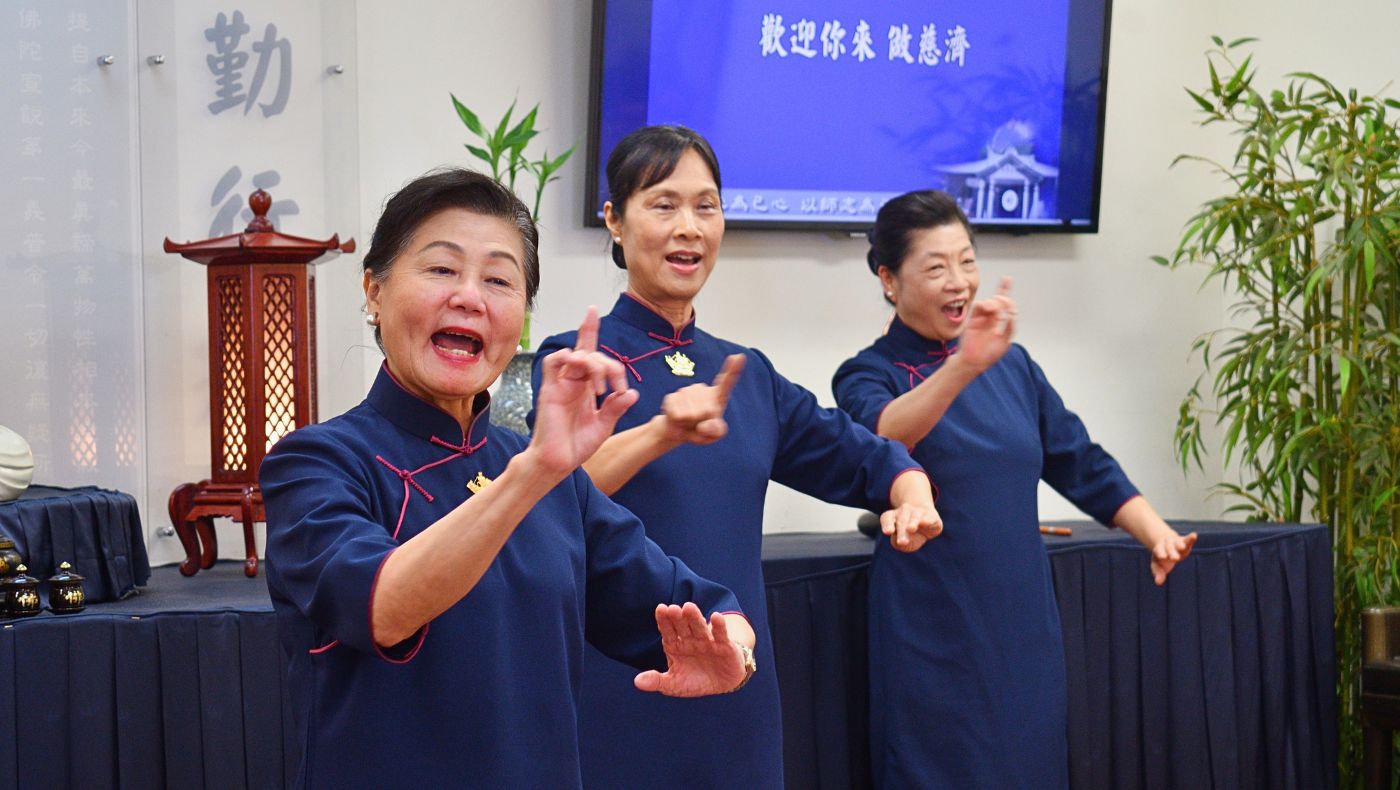 志工投入演繹手語《歡迎你來做慈濟》。攝影/林予安
