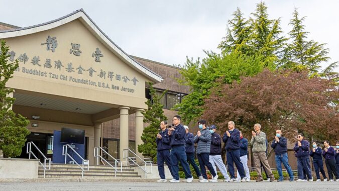 浴佛节前以经行净心　新泽西志工朝山与出坡
