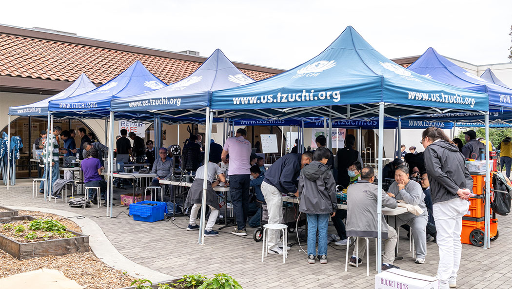 The outdoor repair area is set up under a tent in the courtyard. Photo/Pohan Chen