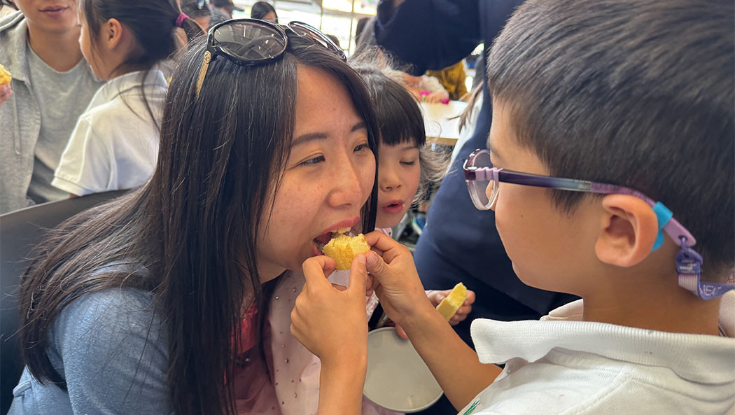 孩子請媽媽吃點心。攝影／蔣國安
