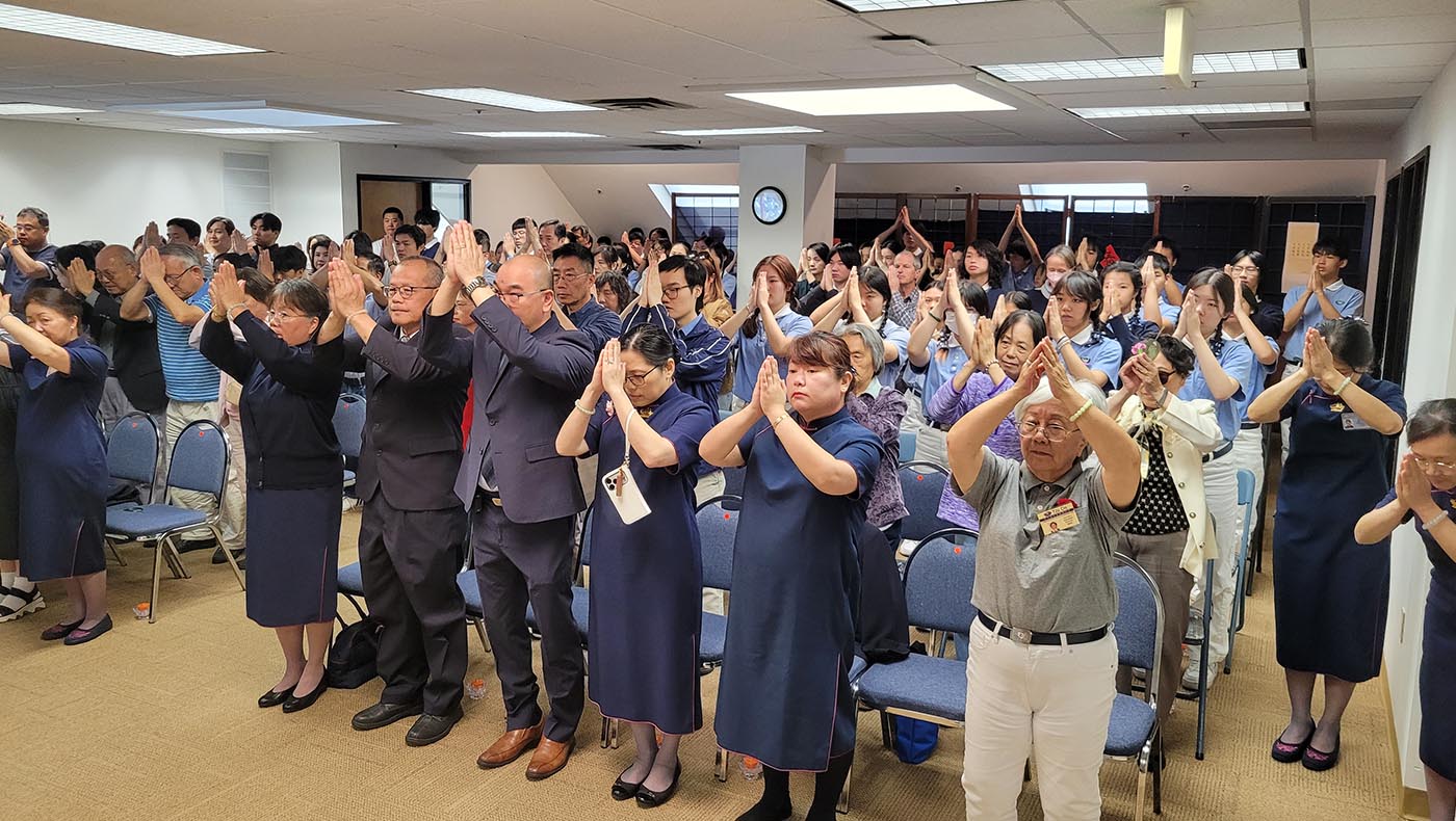 由四位新受證志工與兩位培訓學員組成的六人獻供團隊,在梵音中莊嚴進場,獻燈燭、獻香湯、獻法香。攝影/郭忠城