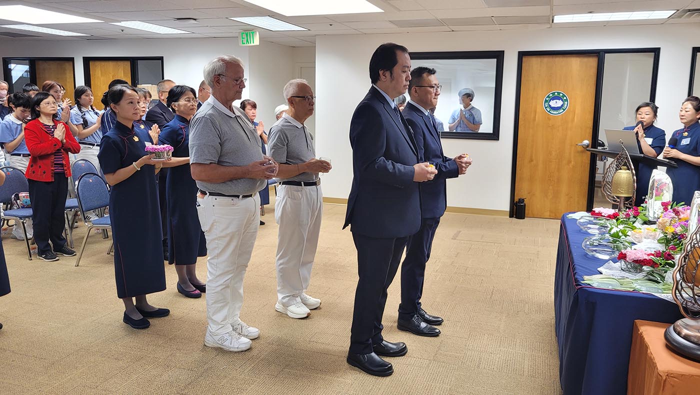 由四位新受證志工與兩位培訓學員組成的六人獻供團隊,在梵音中莊嚴進場,獻燈燭、獻香湯、獻法香。攝影/郭忠城