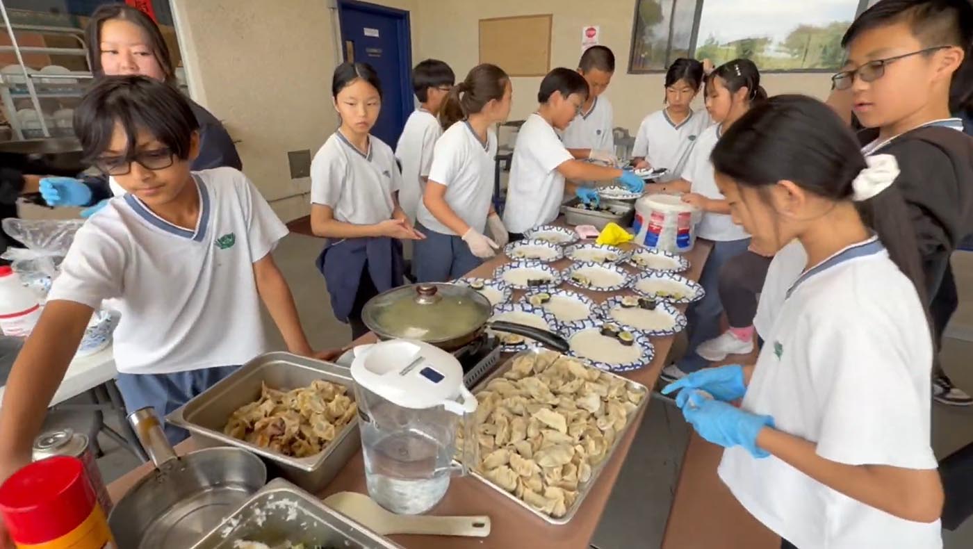 學生擺盤與準備餐點，用實際行動向父母表達感恩與愛。圖片來源／視頻截圖