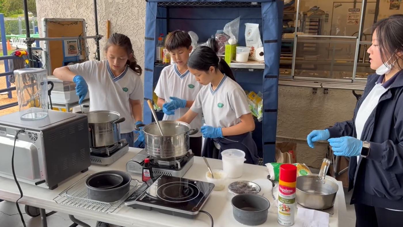 孩子們專注備料與烹煮，透過實作學習責任感，也在料理中體會父母平日照顧家庭的辛勞與付出。圖片來源／視頻截圖