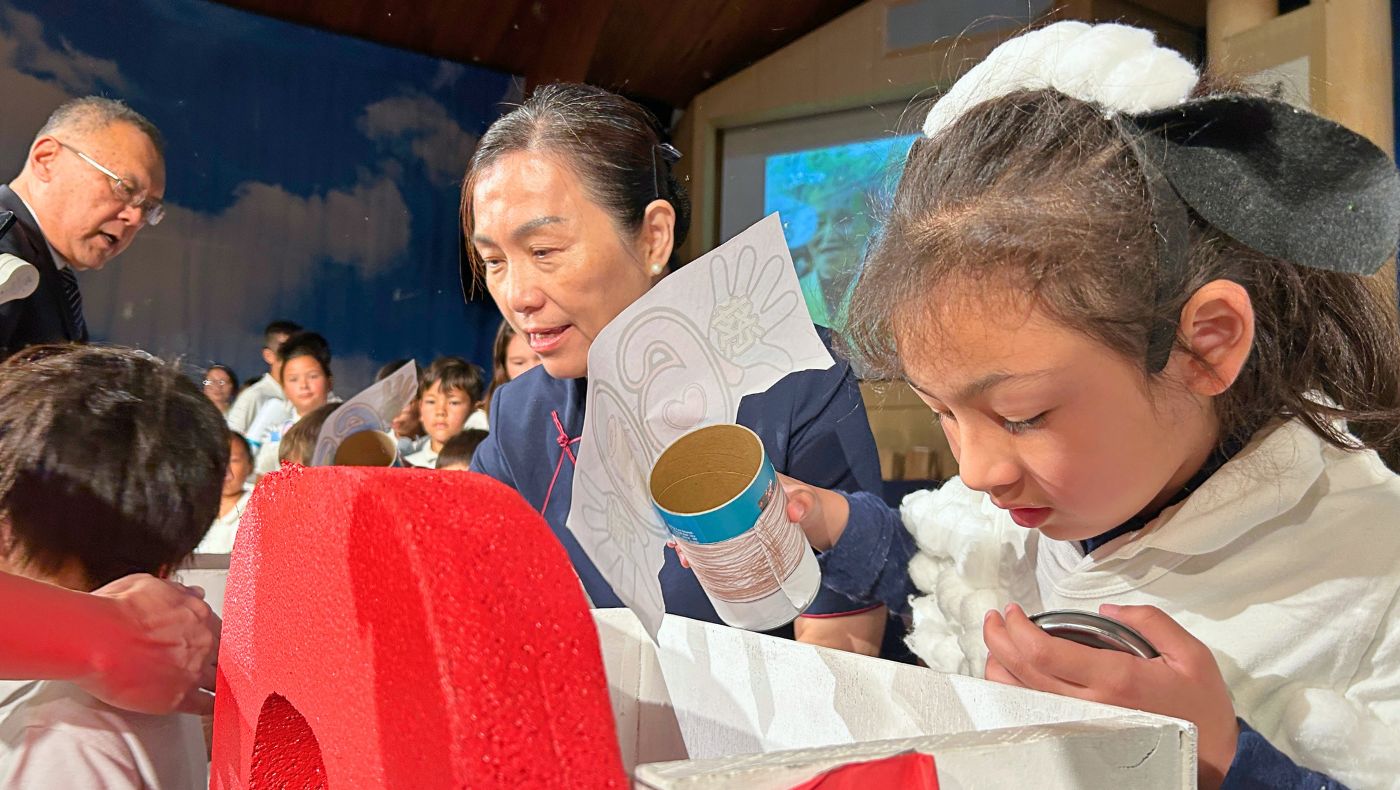 「竹筒回娘家」活動中,孩子們帶著平日累積的愛心竹筒投入福海中,學習點滴善念匯聚大愛。攝影/蔡松谷