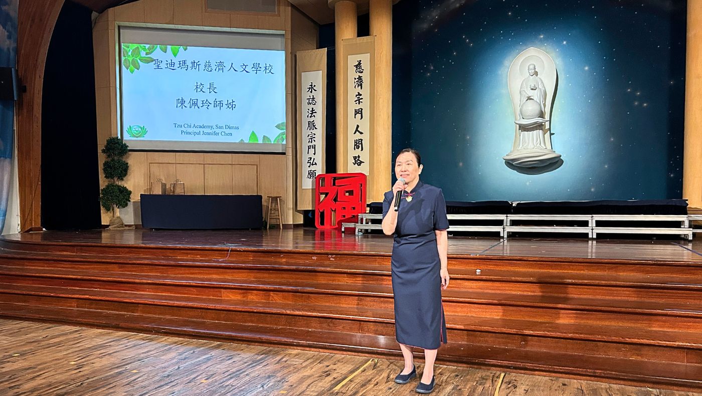 校長陳佩玲邀請大家喚醒心中的善念,持續匯聚愛心。攝影/蔡松谷