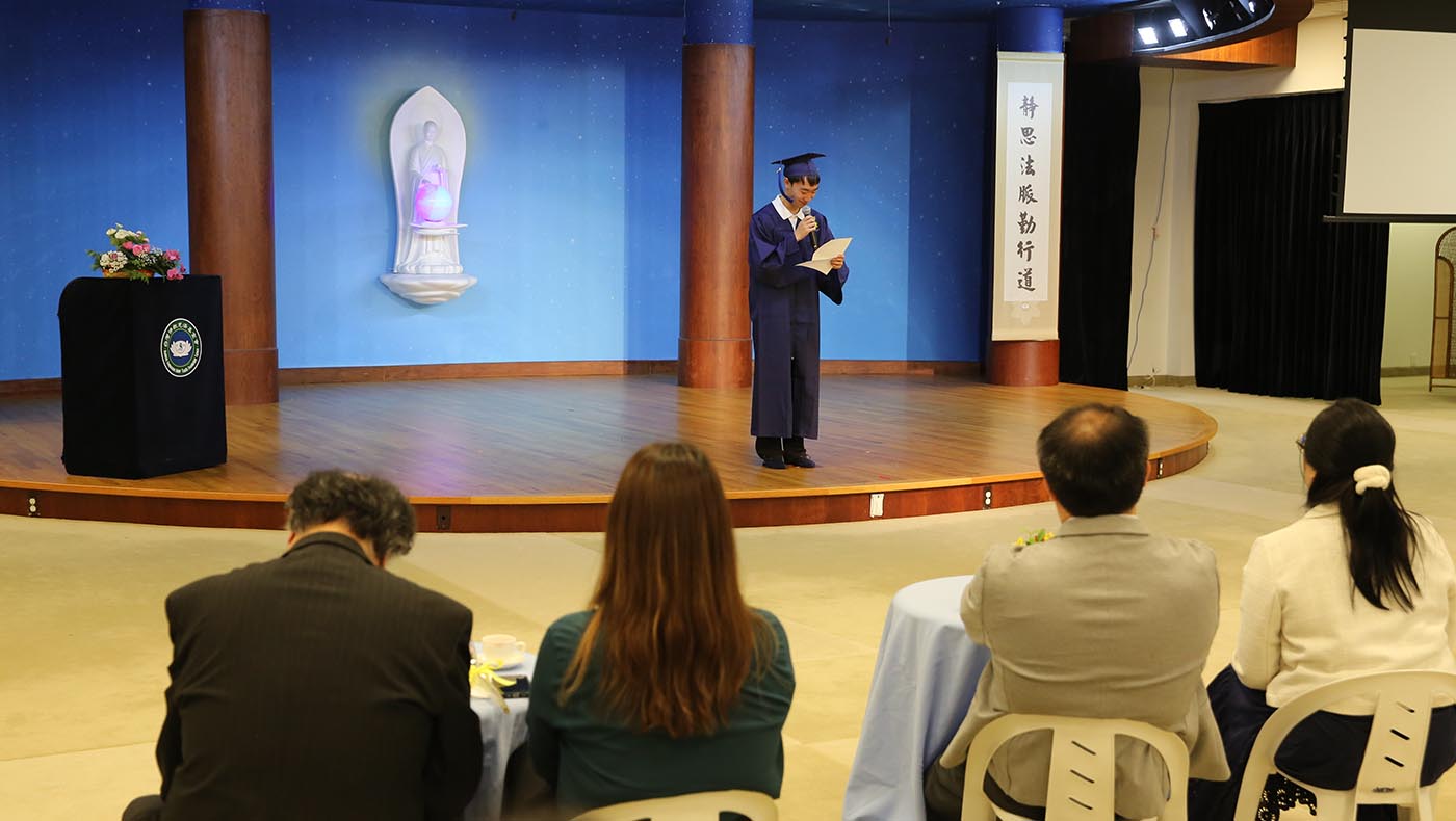 畢業代表和畢業班學生一一上臺致詞。攝影／李仁傑
