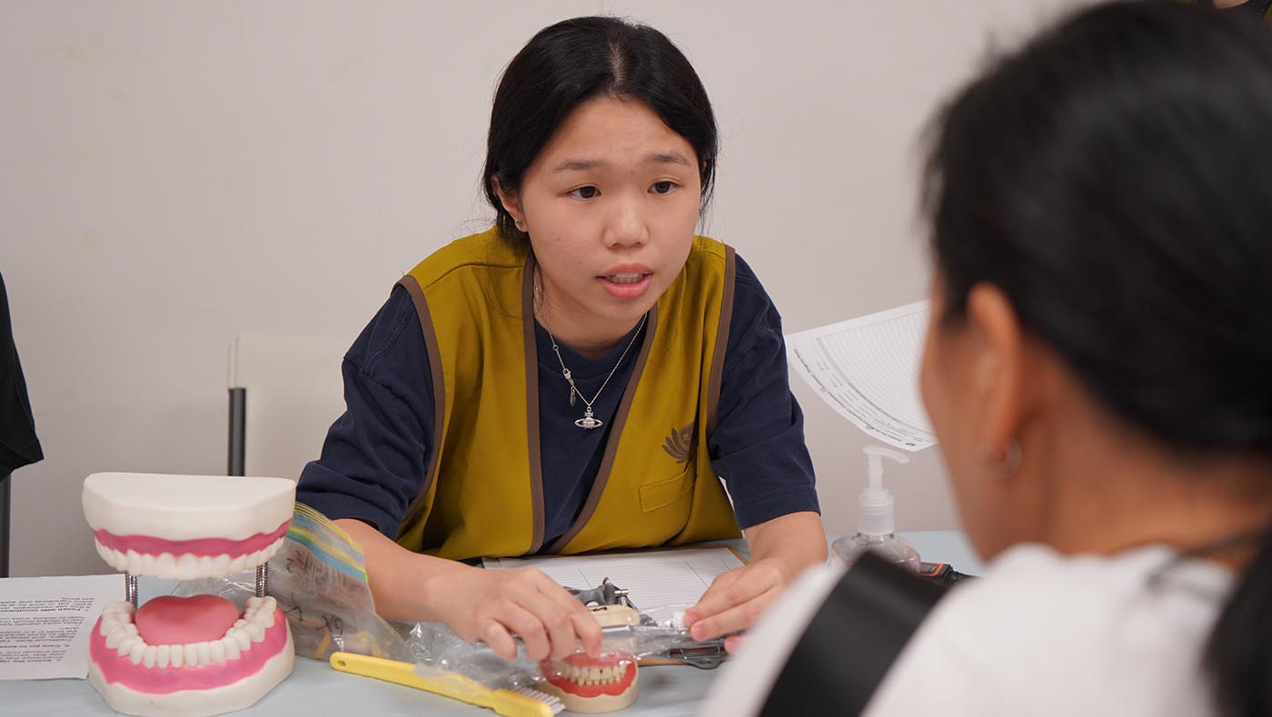 志工指導民眾正確刷牙和使用牙線方法，養成良好的口腔保健。攝影／海克特