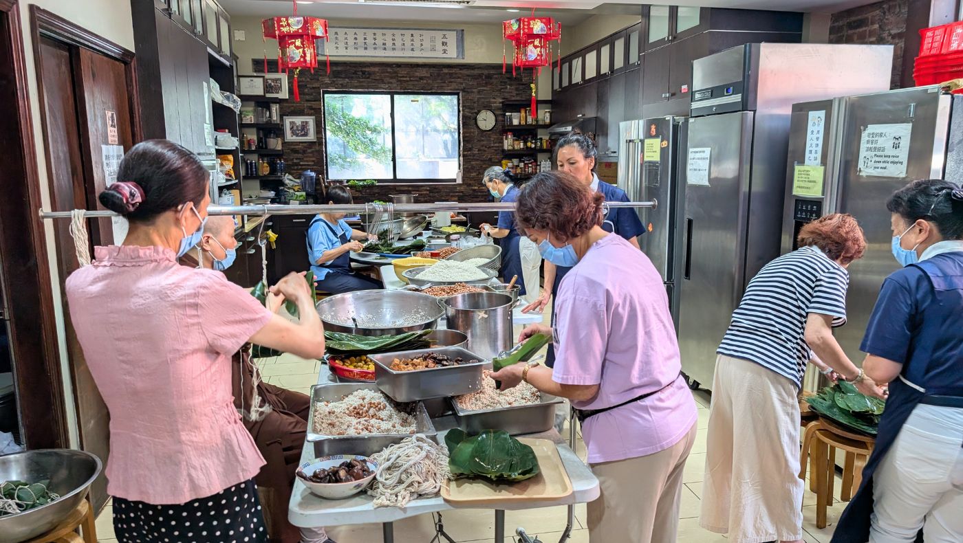 香積志工在廚房裡忙著備料。攝影／邱品豪