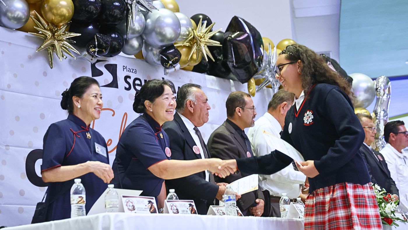 慈濟志工滿懷喜悅,祝福第40技術中學畢業典禮的學生。攝影/駱淑麗
