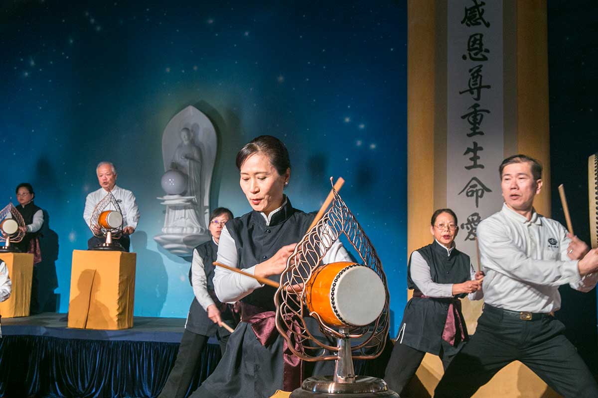 Sister Chang performs Jing Si Bodhi drumming. | Image by: Hya-yu Liu 劉華祐