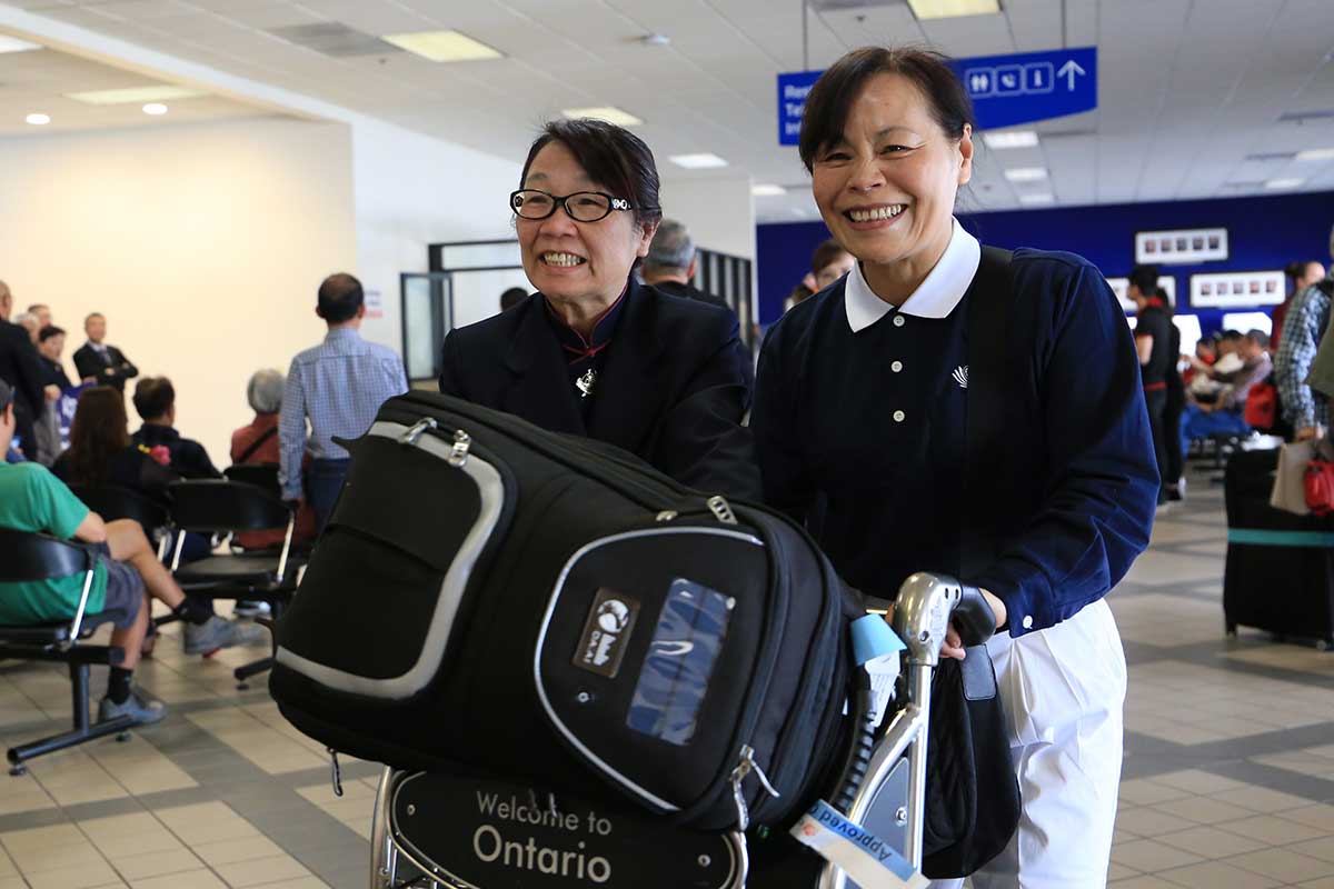 Sisters arrive at the airport. | Image by: Yue Ma 馬樂