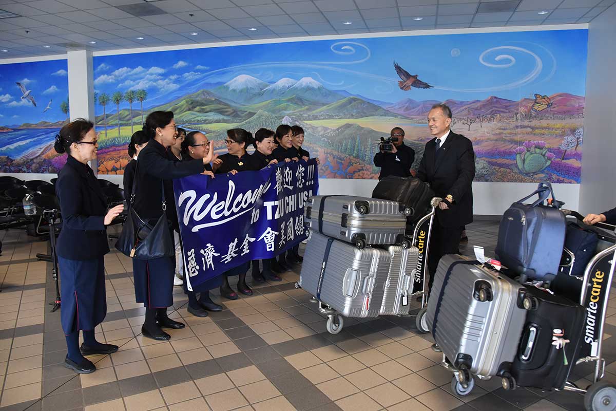 Welcoming team Sisters greet 林俊龍執行長 as they arrive at airport. | Image by: Dennis Lee 李侑達