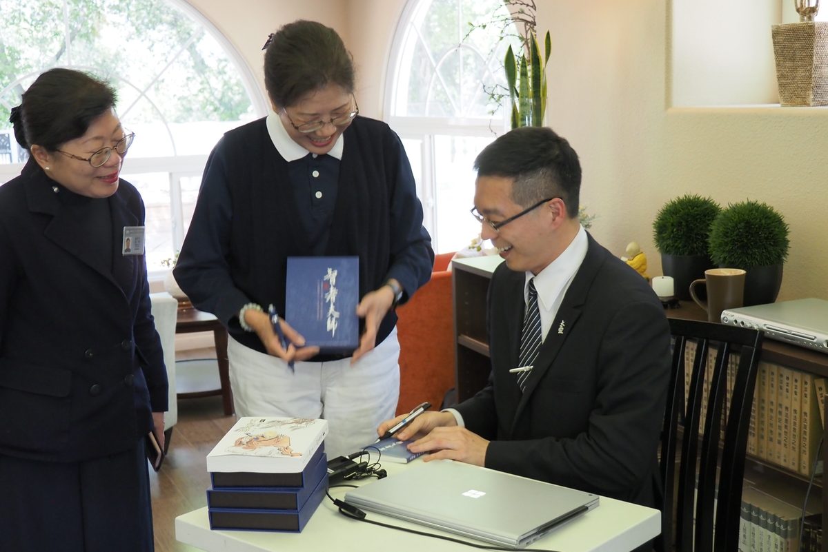 Deputy Director Mr. Hsiao signing booklet for audiences who bought the DVD.