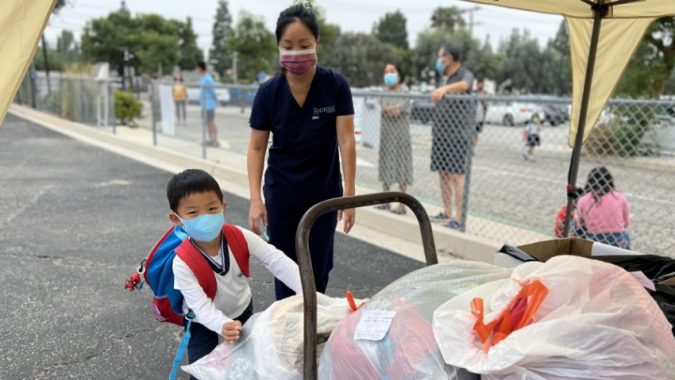 Tzu Chi Elementary School Students Help Give Used Clothing a Second Life