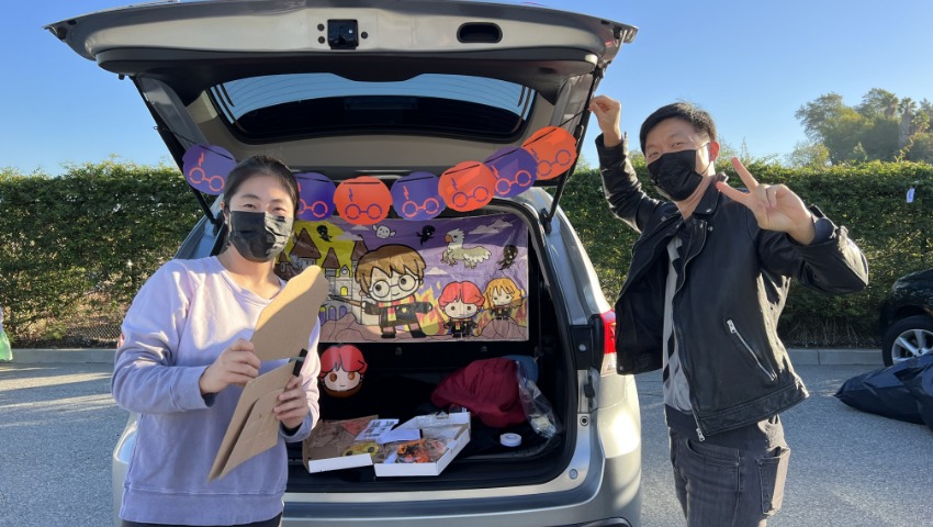 The whole family took the initiative and participated in the car trunk decoration activity. Photo/ Lili Lin