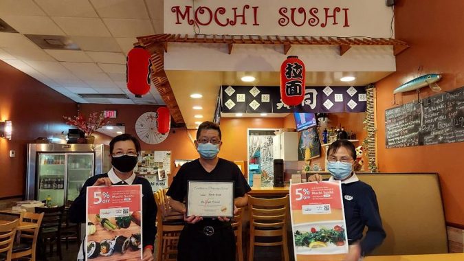 Socios del Movimiento Vegetariano: Elaboración de platos favoritos frescos en Mochi Sushi
