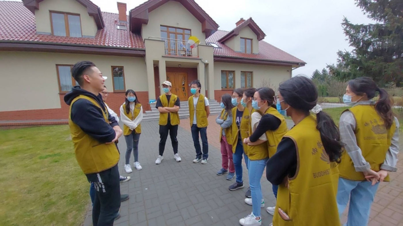 Kyle, a student living in Poland, rallies fellow volunteers to help. Photo/Tzu Chi Poland