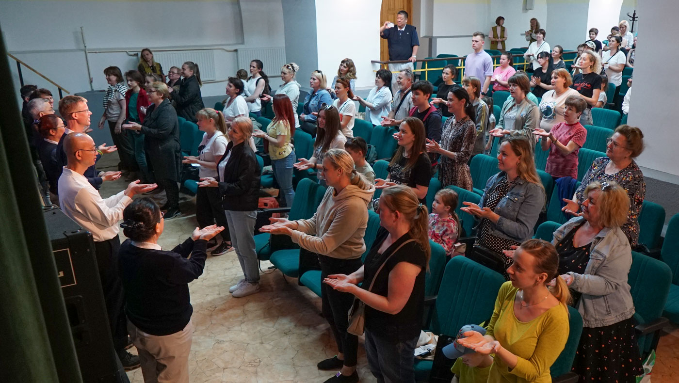 Volunteers lead a performance of the Sign Language piece, “One Family,” at a relief distribution at the Don Bosco Church in Warsaw, Poland. Photo/Courtesy of the Buddhist Tzu Chi Foundation