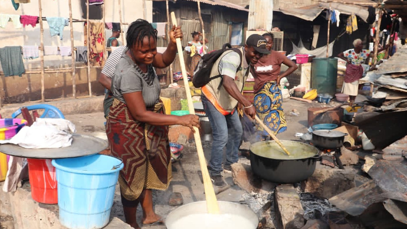 Avowed volunteers cooking food for fire survivors whose numbers were in upwards of 7,000. Photo/Caritas volunteers in the Republic of Sierra Leona