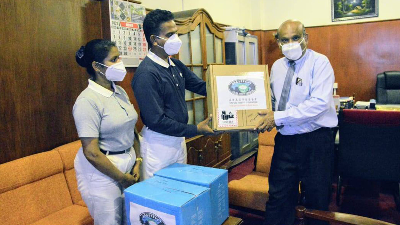 斯里蘭卡慈濟辦事處的本地志工代表慈濟，在6月21日捐贈氧氣機給斯里蘭卡政府，由衛生部官員代表接收。圖片來源／斯里蘭卡慈濟辦事處