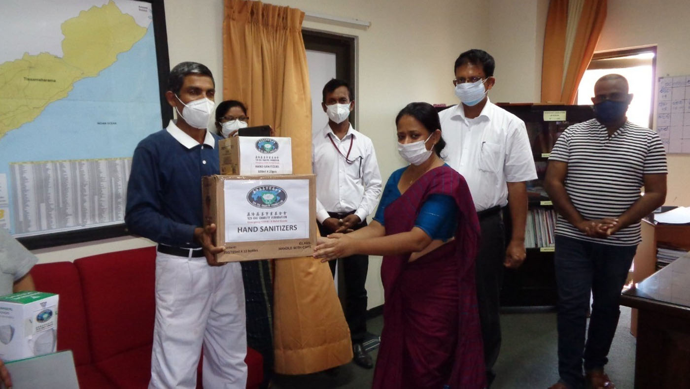 慈濟本地志工於6月12日捐贈斯里蘭卡漢班托塔（Hambantota）衛生部KN95口罩500只、乾洗手液240瓶。圖片來源／慈濟基金會