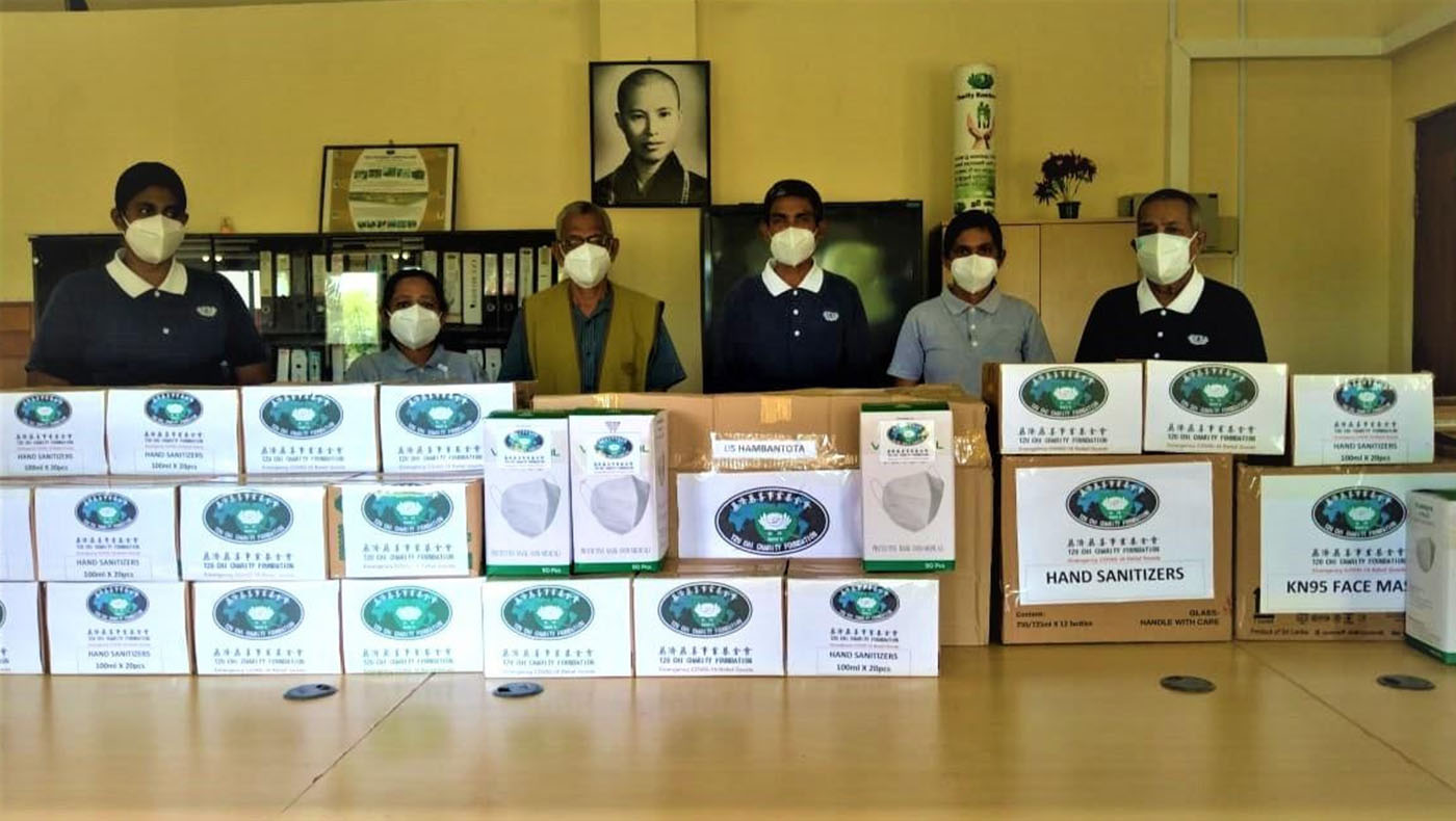 慈濟本地志工於6月12日捐贈防疫物資KN95口罩1500只、乾洗手液760瓶，給斯里蘭卡漢班托塔（Hambantota）政府秘書辦公室。圖片來源／慈濟基金會