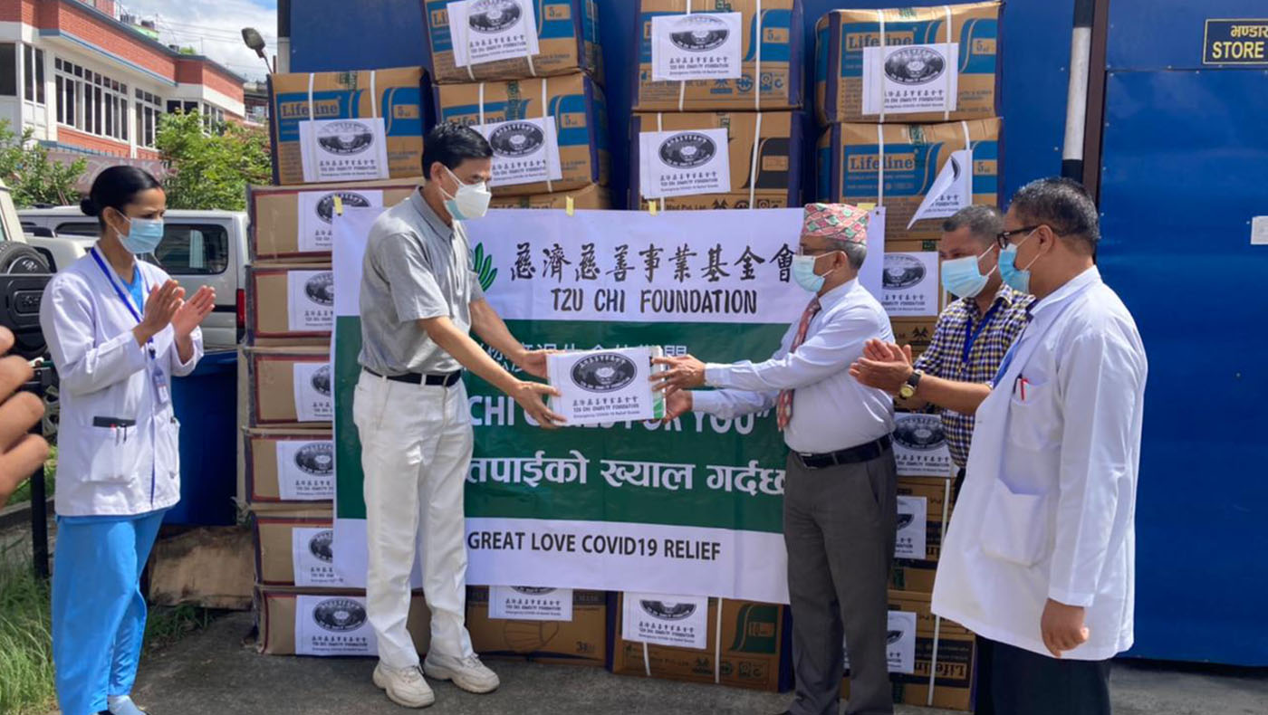 慈濟尼泊爾本地志工，6月21日代表慈濟捐贈醫療物資給尼泊爾國家洗腎中心（National Kidney Center、NKC）。圖片來源／慈濟基金會