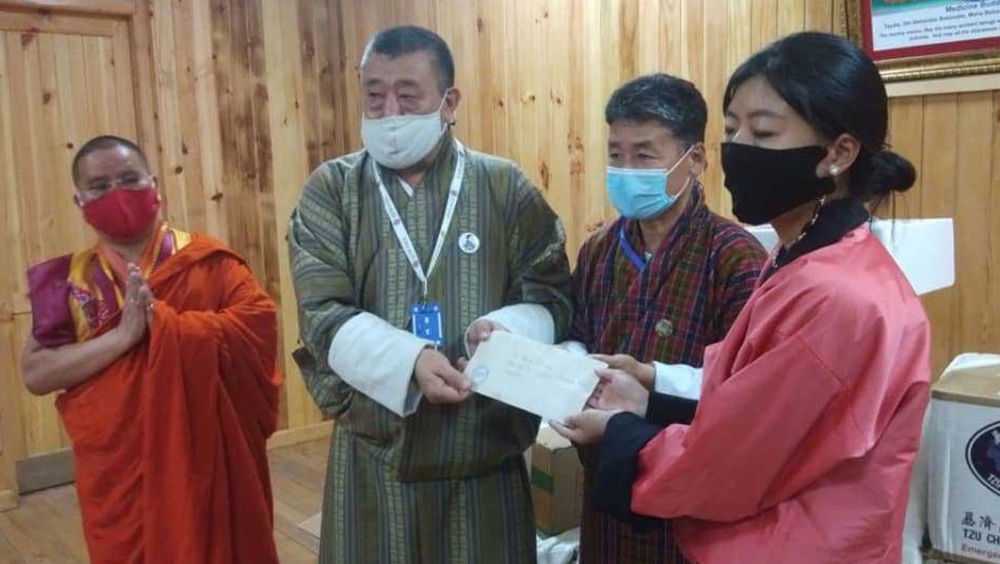 慈濟捐贈不丹的防疫物資，由「不丹皇太后慈善基金會」的王室代表接受，並致函慈濟表達感恩。圖片來源／慈濟基金會
