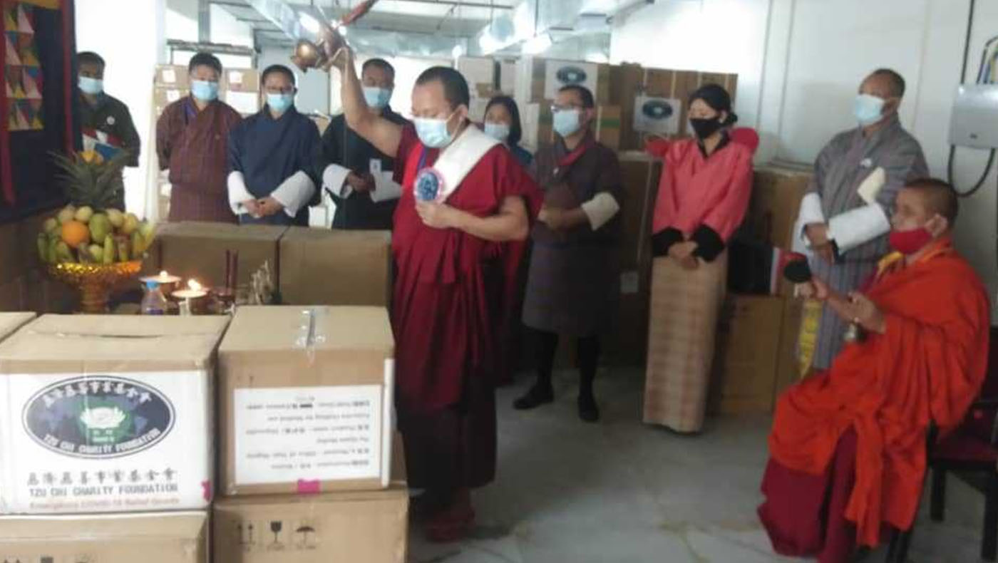 慈濟捐贈不丹王國的製氧機、口罩、防護衣，在6月25日捐贈給「不丹皇太后慈善基金會」，捐贈儀式由藏傳法師帶領誦經祈福。圖片來源／慈濟基金會