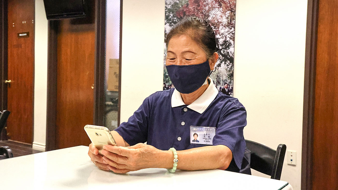 Volunteer Lu Xingzi listens to the lectures on her smartphone and praises the hard work and dedication of Tzu Chi volunteers in Africa. Photo/Shu Li Lo